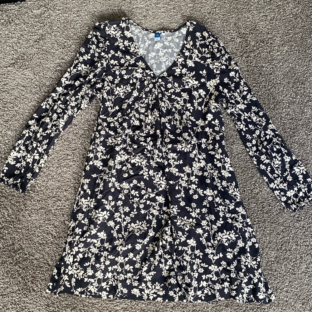 NWOT Old Navy Black and White Floral V Neck Long Sleeve Mini Dress